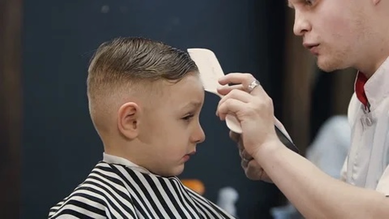 How to Cut the Hair of a Child with a Machine